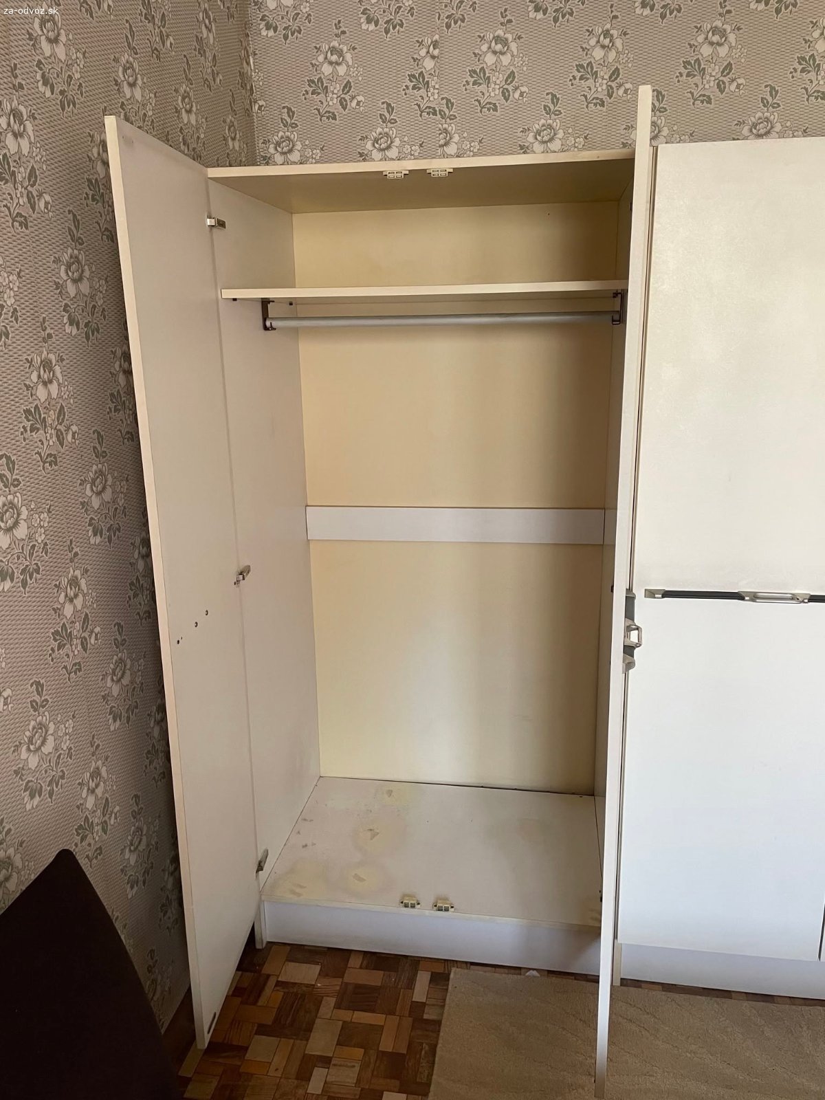 2 biele šatníkové skrine 189x90x61 a príslušenstvo. Darujem 2 čiastočne zmontované šatníkové skrine s otočnými dverami vrátane príslušenstva, a to šatníkovej tyče i vkladacích políc. V prípade akýchkoľvek otázok sa informujte telefonicky. Inzerát je platný do vymazania.