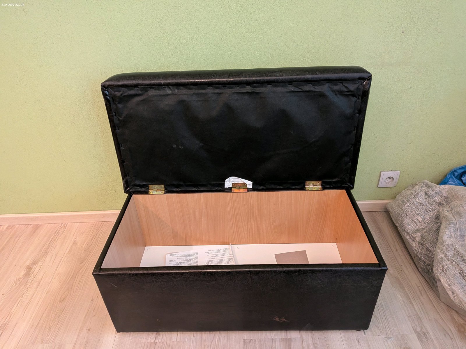 2 koženkové taburetky. Darujem 2 rovnaké tmavohnedé koženkové taburetky s odkladacím priestorom. Koženka je v dobrom stave a neolupuje sa, ale na niektorých miestach je svetlejšia - viď foto. V balení je aj záplata a záručný list.

Každá má rozmery d96 x š46 x v43 cm.
Darujem iba obidve spoločne.
