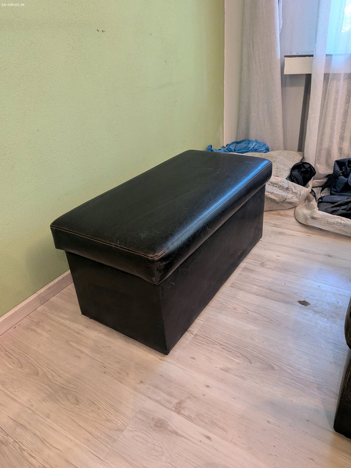 2 koženkové taburetky. Darujem 2 rovnaké tmavohnedé koženkové taburetky s odkladacím priestorom. Koženka je v dobrom stave a neolupuje sa, ale na niektorých miestach je svetlejšia - viď foto. V balení je aj záplata a záručný list.

Každá má rozmery d96 x š46 x v43 cm.
Darujem iba obidve spoločne.