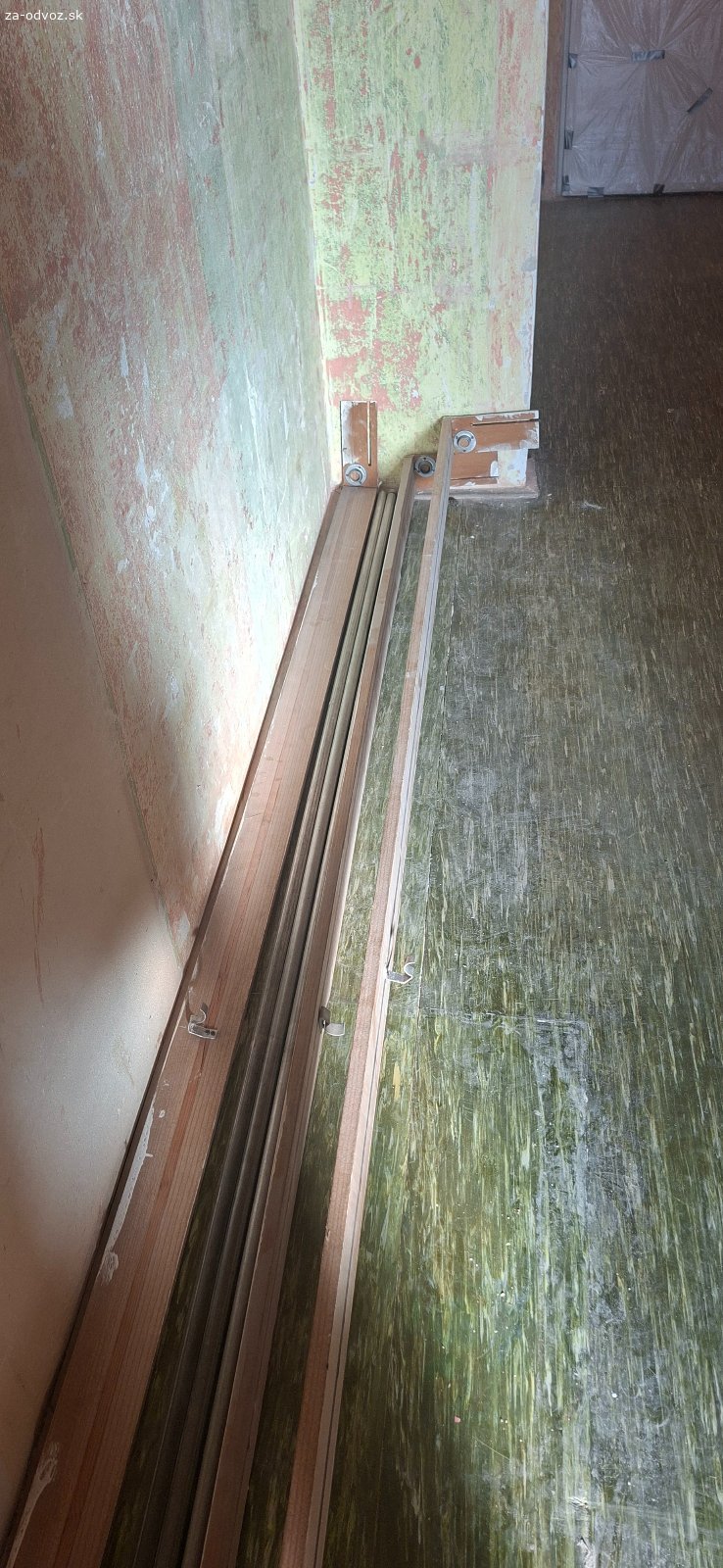 BA Rača - za odvoz 2ks skrinky a 3 ks garnize. Darujem za odvoz z kuchynskej linky jednu zasuvkovu skrinku cca 90x60x90,  hornu otvaraciu skrinku cca 88x60x99 a 3 ks garnizi - hlinikove tyce + drevotrieskove ozdobne cela 3,4m siroke.