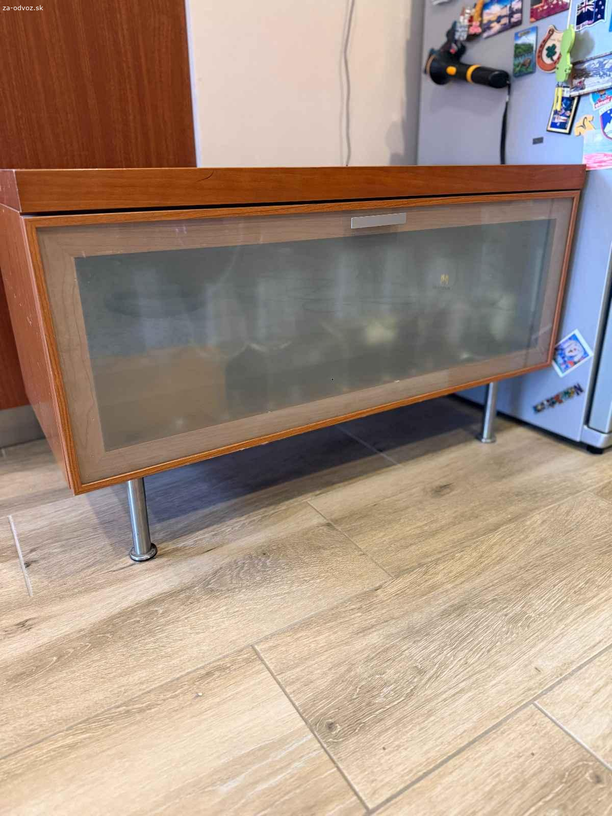 2x konferencny stolik + presklenna skrinka