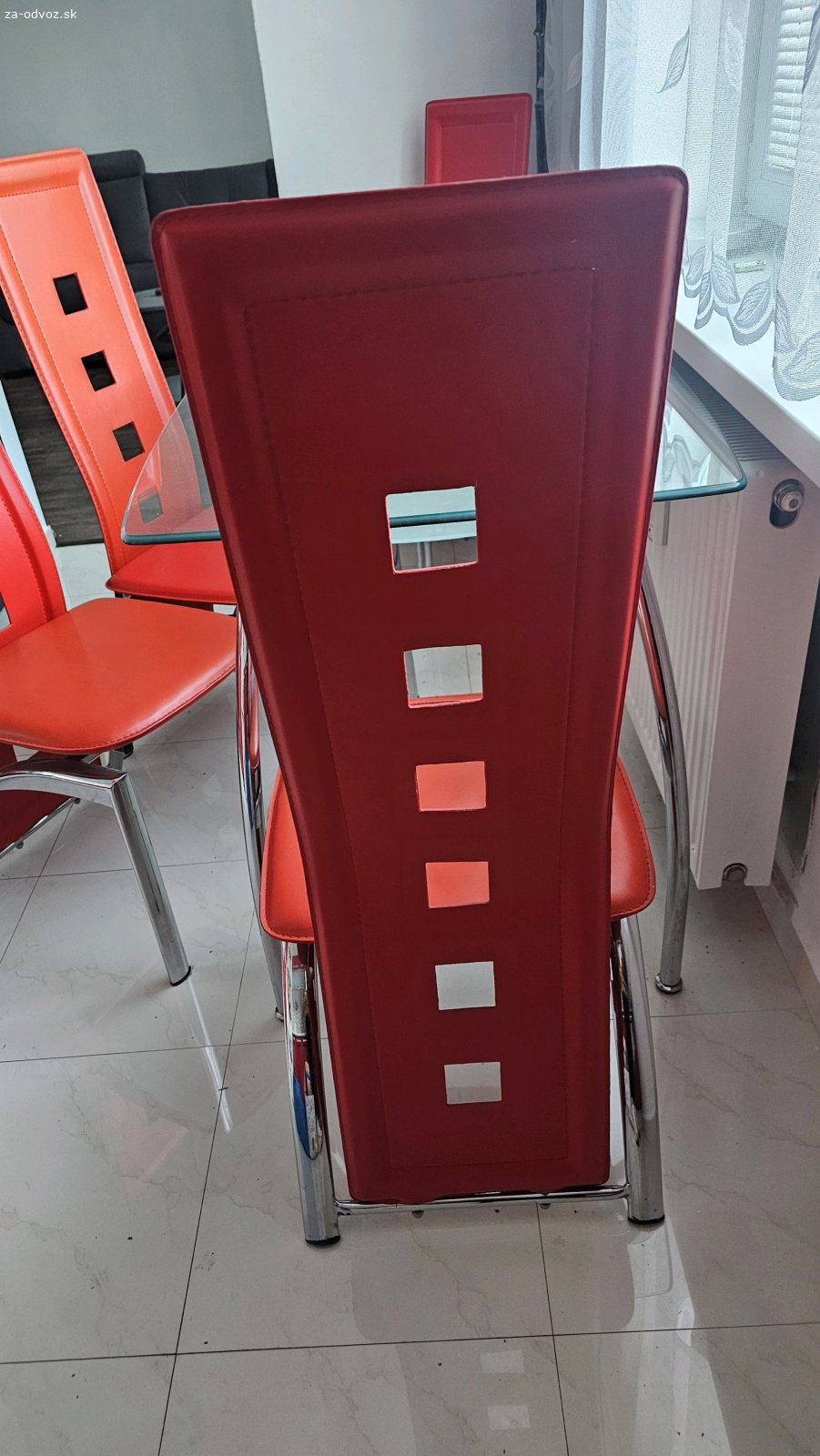 4 stoličky. Pripravené k odvozu červené stoličky do kuchyne za čokoládu :-)