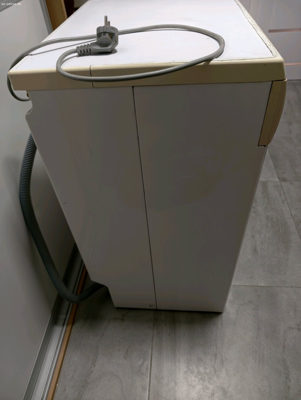 Automat. práčka Electrolux EWS1045. Darujem za odvoz automatickú práčka Electrolux EWS1045. Vzhľadovo už nič moc, ale stále funkčná. 
Rozmery výška 85cm, šírka 60vm, hĺbka 45cm