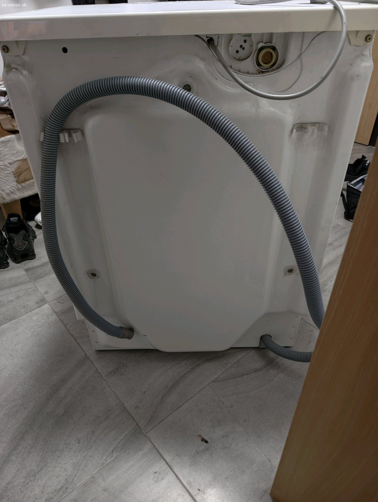 Automat. práčka Electrolux EWS1045. Darujem za odvoz automatickú práčka Electrolux EWS1045. Vzhľadovo už nič moc, ale stále funkčná. 
Rozmery výška 85cm, šírka 60vm, hĺbka 45cm