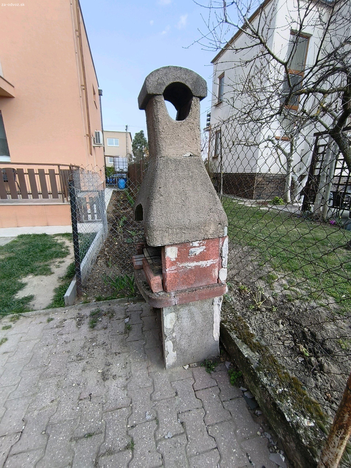 Betónový krb. Darujem betónový krb. S naložením môžeme pomôcť. Osobný odber Bratislava-Devínska Nová Ves.