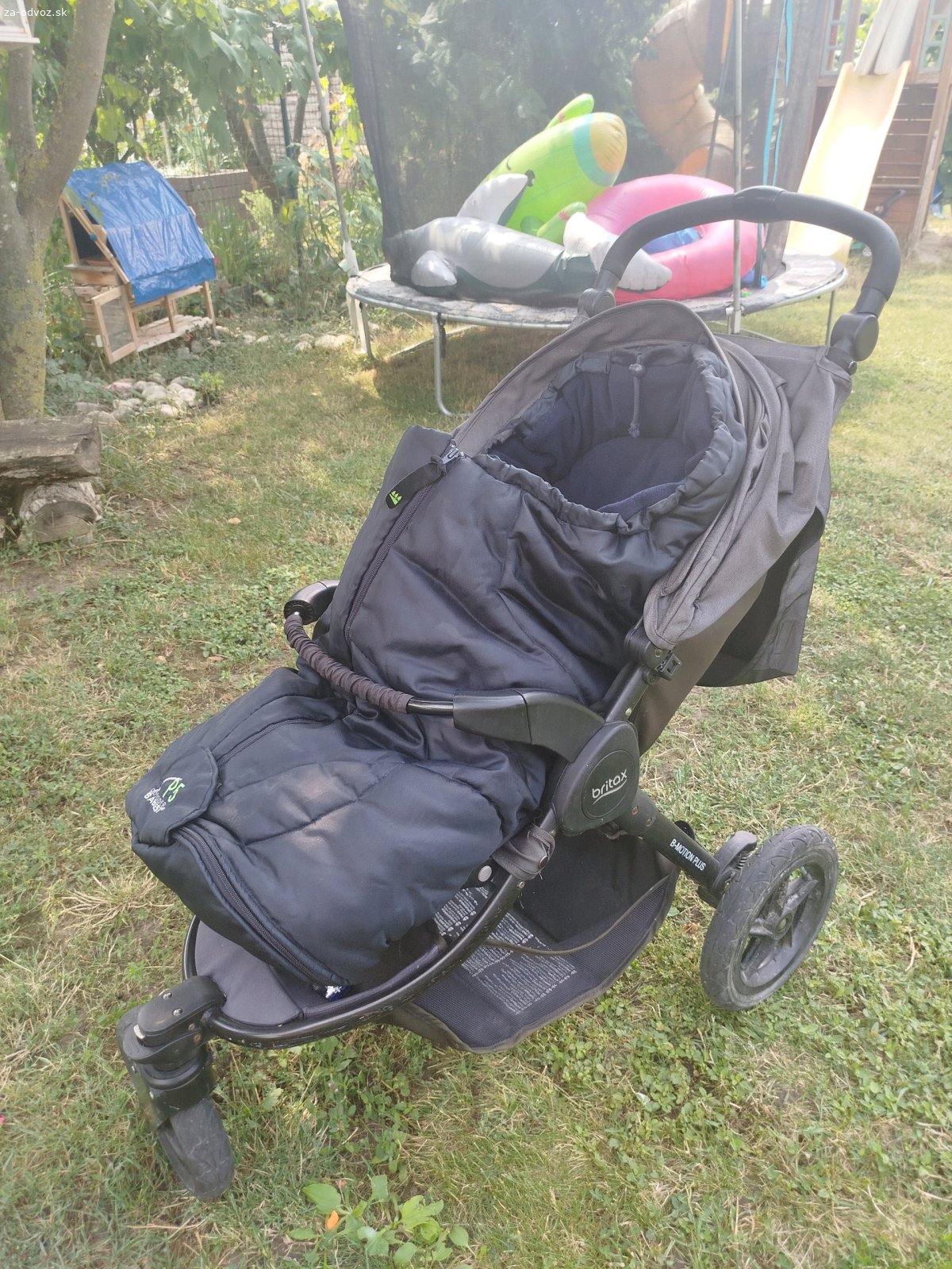 Britax Motion 3 plus. Ahojte, hľadáme nový domov tomuto tátošovi. Vyspí sa v ňom aj valibuk a odnesie aj 12 mlieka. Britko (jeho meno) má len jednu chybu a nedá sa zložiť. Nám to nevadilo, používali sme ho len doma na spanie a prechádzky po dedine. Osobný odber v Moste pri Bratislave, pribalím aj hračky, oblečenie a úsmev ?. Ovocie pre malých drakov poteší, ale nie je podmienka. Tešíme sa na vás ❤️
