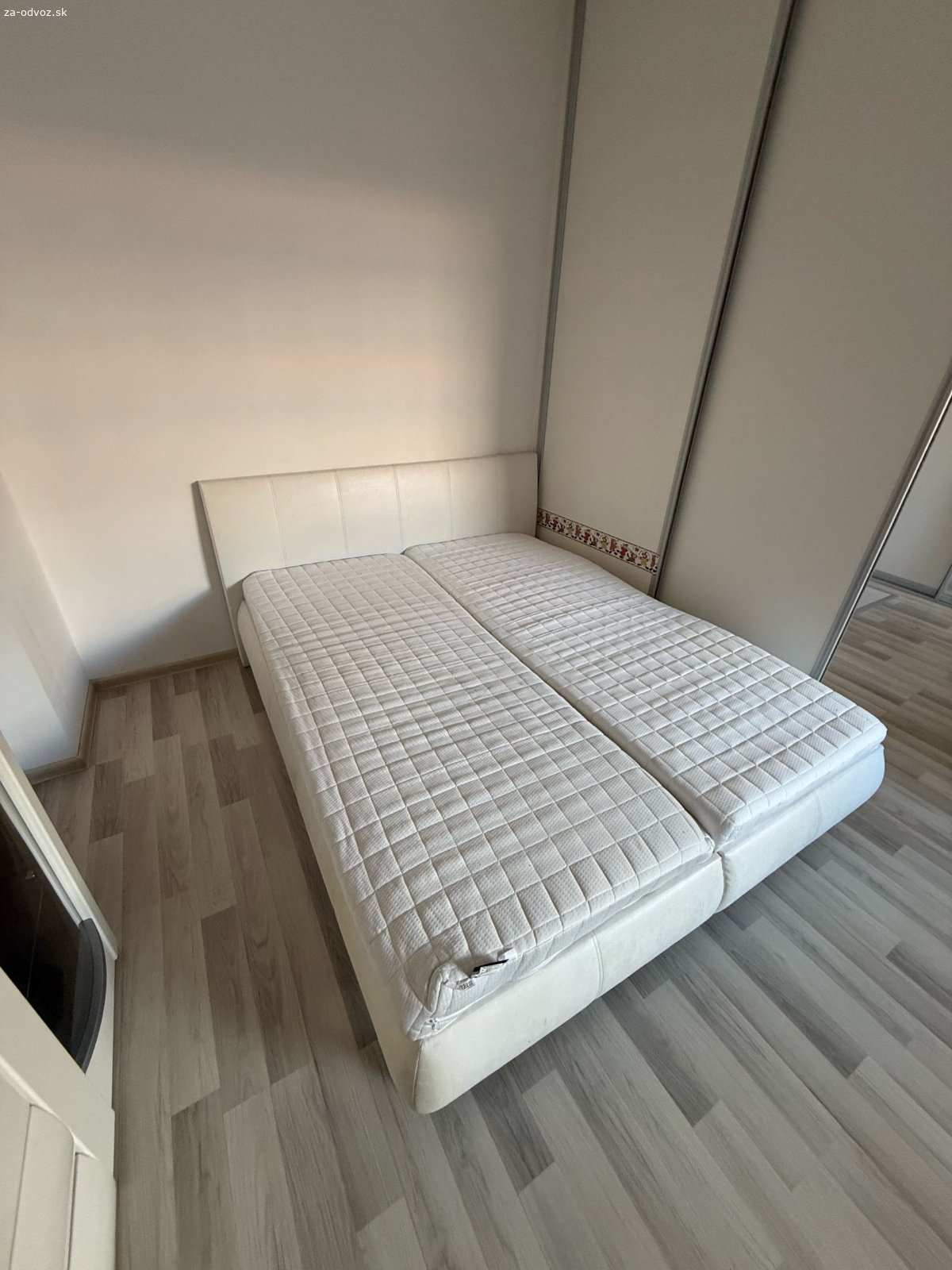Čalúnená posteľ 160x200. Darujem otvaraciu pouzivanu postel s dvomi matracmi o velkosti 80x200. 

- Odkladaci priestor pod matracmi
- Rozmery odhadom cca 180x220cm
- Calunene celo postele

Prosim pisat SMS. Zavolam hned ako to bude mozne.