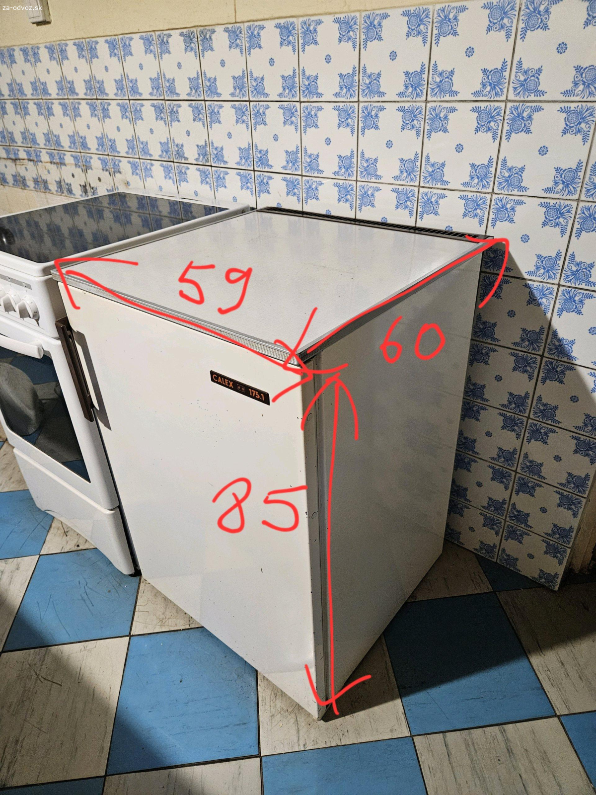 Chladnička prerobená na skrinku. Darujem starú Calex chladničku, nefunkčnú, slúžila ako skrinka. Rozmery na foto. Dostupné do piatku, potom vyhadzujem.