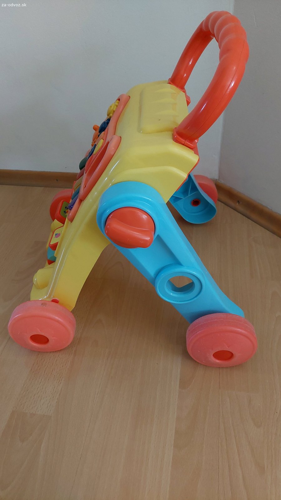 chodítko pre dieťa. ponúkam za odvoz detské chodítko...je nastaviteľné...zvuky fungujú