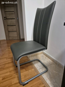 čierna stolička