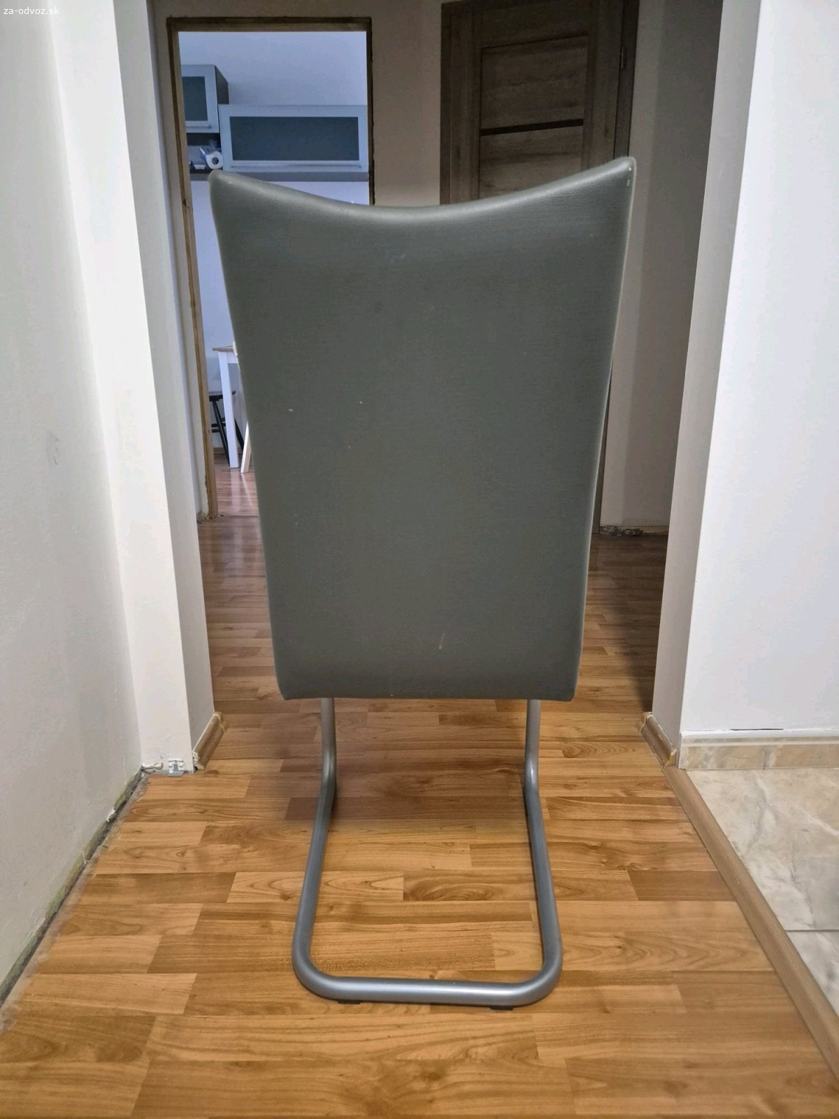 čierna stolička. 4 jedálenské stoličky