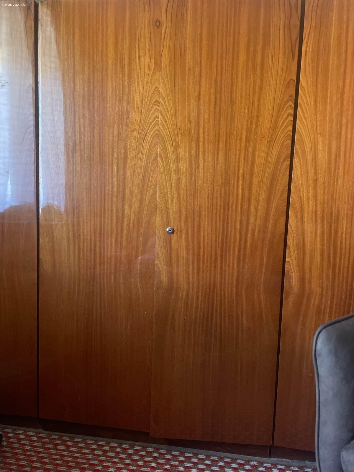 Darujem staršiu kvalitnú drevenú skriňu