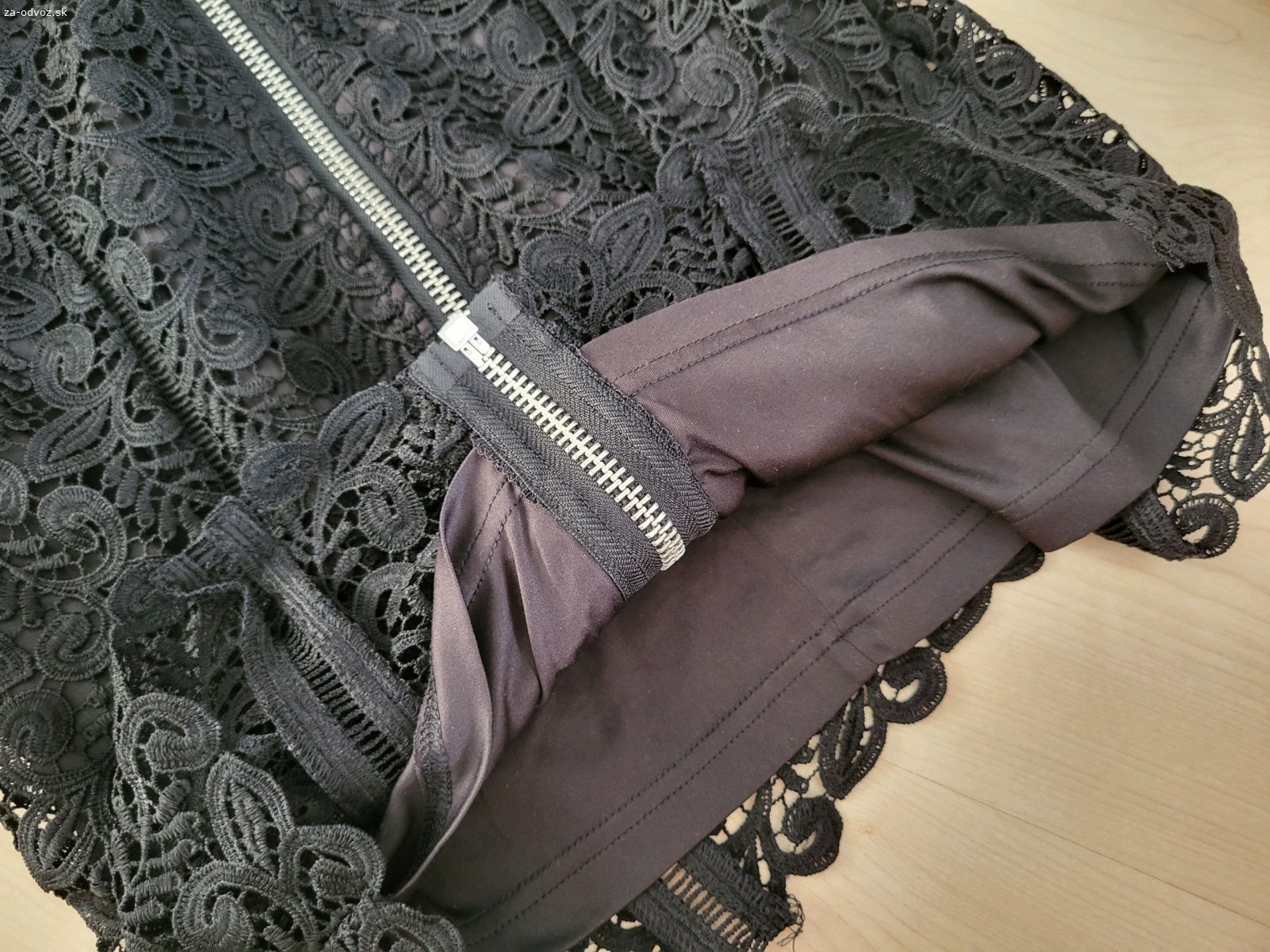 Dámske šaty xs. šaty oblečené 1x, skôr ako mini šaty, su bez poškodenia, zips sa rozopina po celej dĺžke, su elegantné, vhodne aj na oslavu a ine spoločenské udalosti. Rozmery neposkytujem. Osobný odber BA Záhorská Bystrica