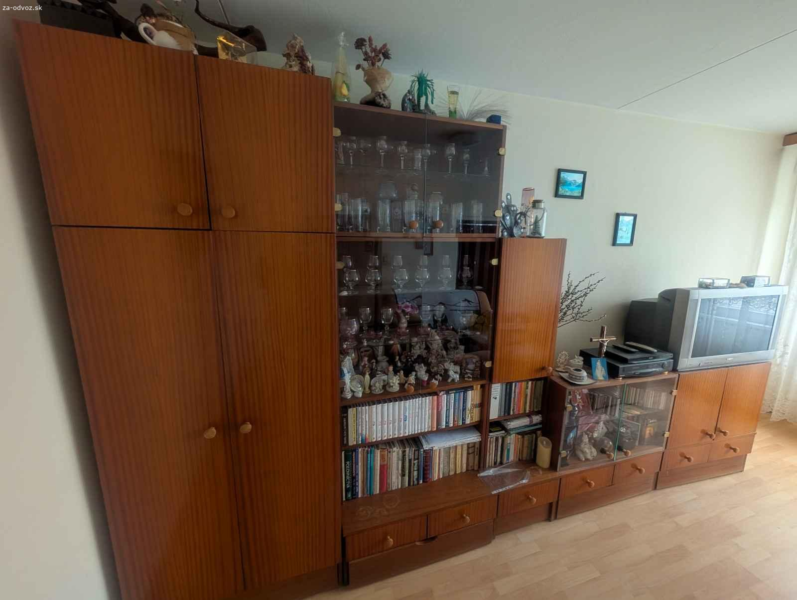 Daruje za odvoz obývaciu stenu