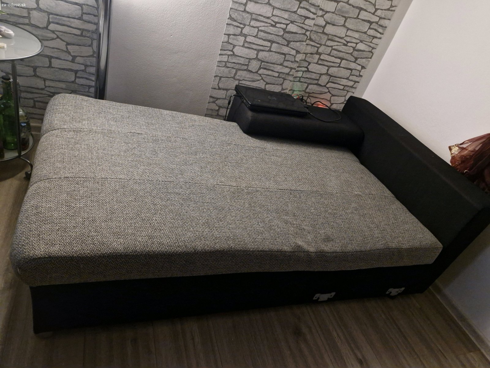 darujem 1diel sedacky. Ostala nam nevyuzita 1cast sedacky vhodna ako postel na obcasne prespatie, dlzka sedej casti 170x99cm. Seda farba, za hlavou a na boku je cierna cast, vhodna ako odkladaci priestor na notebook, mobil ci ine drobnosti. Bez ulozneho priestoru. Je cista, vytepovana, bez poskodenia. Osobny odber v Senci.