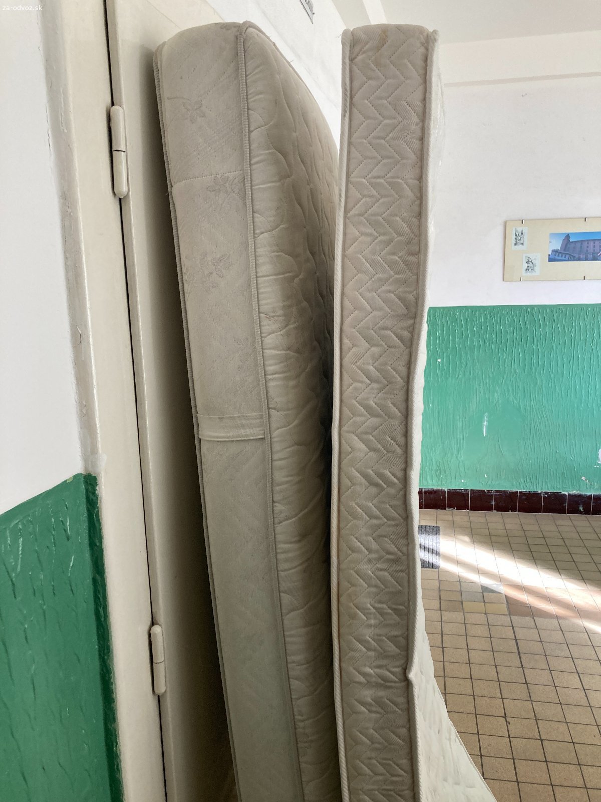 Darujem 2 matrace. Darujem 2 pevné matrace - nie sú rovnako hrubé (ako vidieť na fotke).
Na jednom matraci je jemný modrý fľak.
Osobný odber - Bratislava-Staré mesto