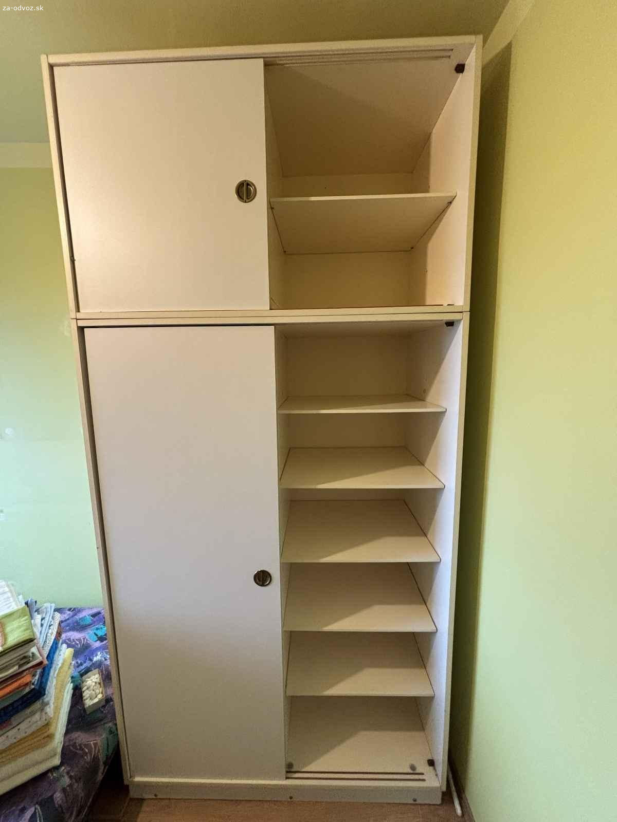 Darujem 2 satnikove skrine s posuvnymi dverami