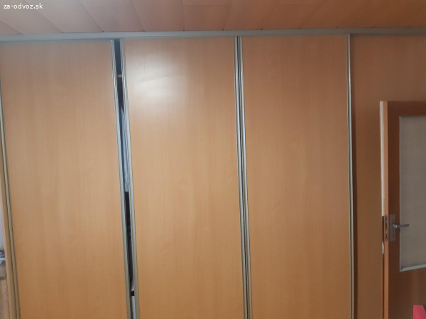Darujem 2x vstavanú skriňu + 1x klasickú skriňu