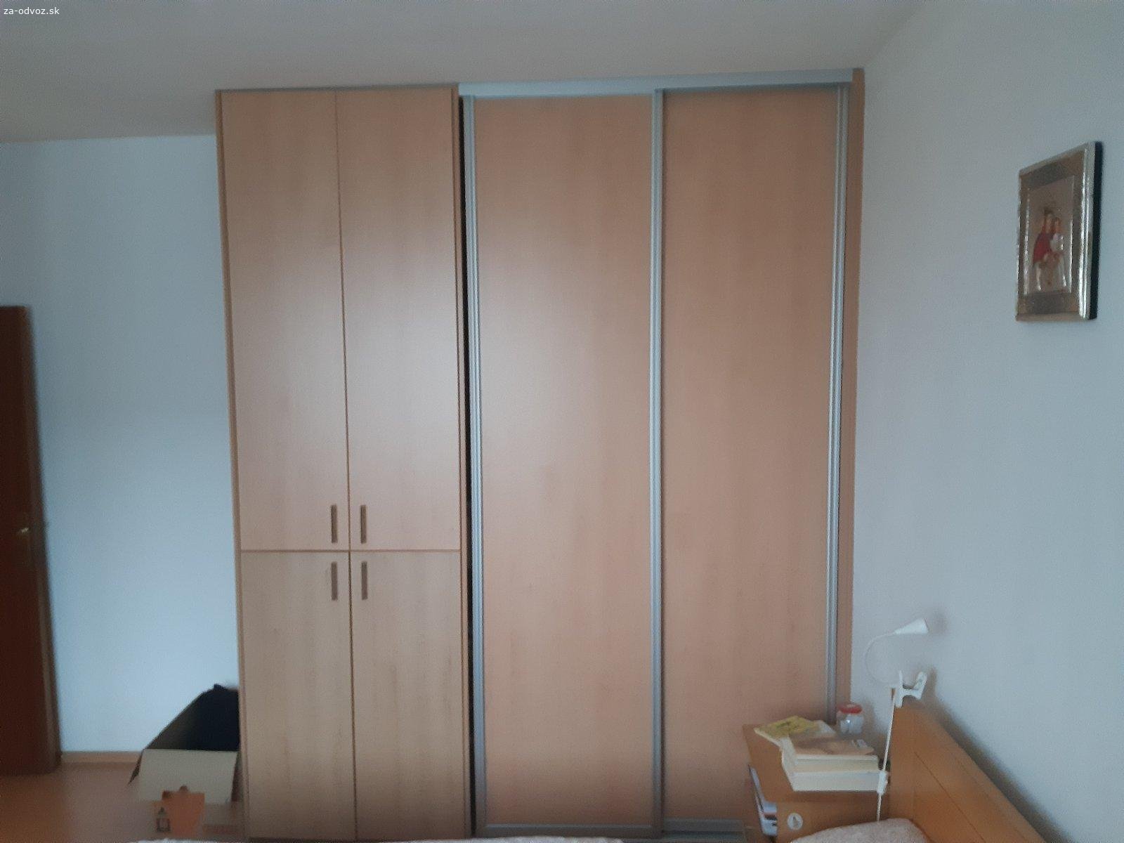 Darujem 2x vstavanú skriňu + 1x klasickú skriňu. Darujem za odvoz dve vstavané skrine a 1 samostatne stojacu skriňu.

Skrine sú používané, ale plne funkčné, vhodné napríklad do bytu, na chalupu alebo pre niekoho, kto potrebuje zariadiť domácnosť za nízke náklady.

stav: používané, zachovalé
odvoz a demontáž si treba zabezpečiť

Nachádzajú sa v Bratislave.

Uprednostním niekoho, kto si vie veci odviezť čo najskôr.

V prípade záujmu ma kontaktujte správou.