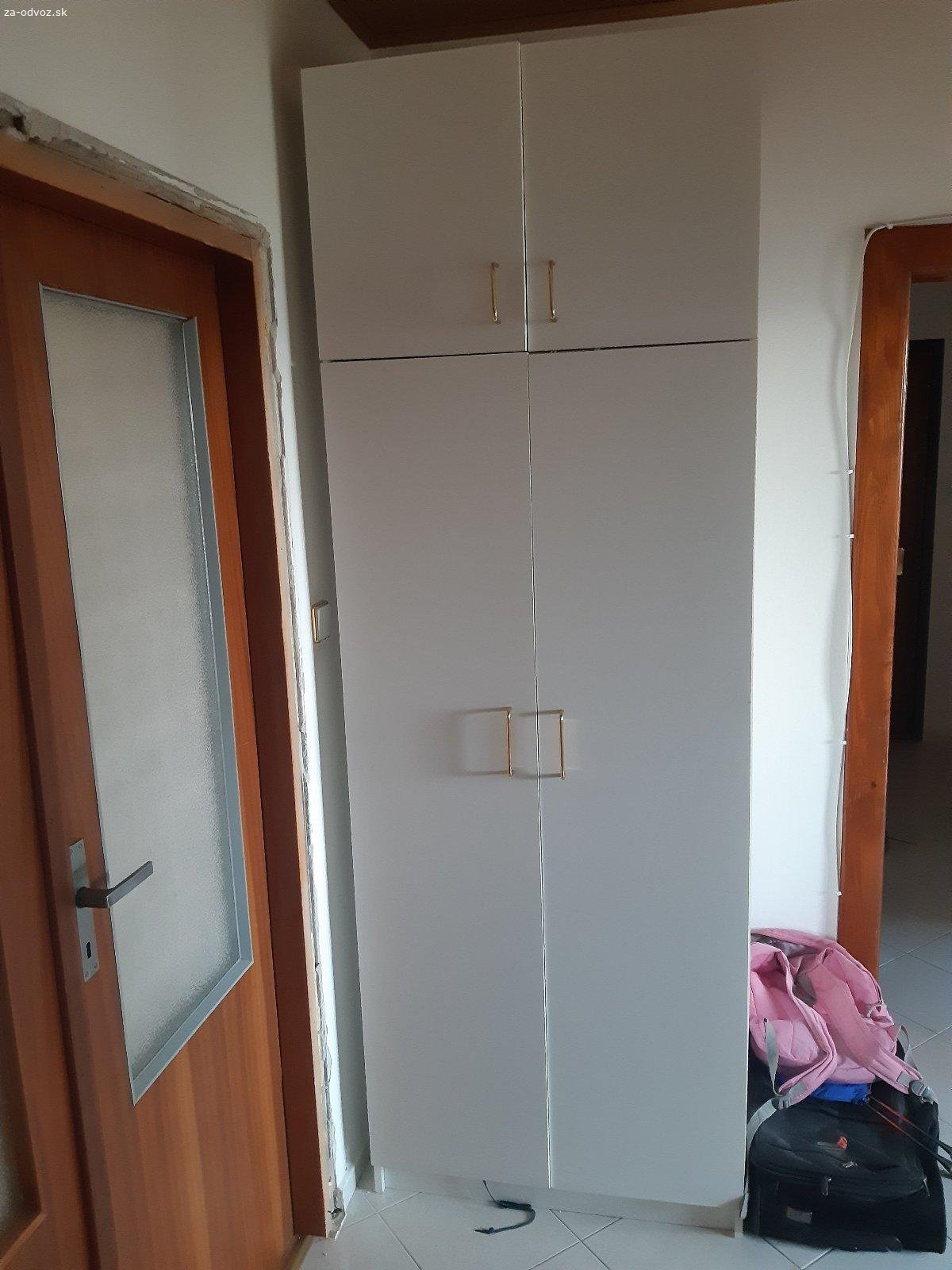 Darujem 2x vstavanú skriňu + 1x klasickú skriňu. Darujem za odvoz dve vstavané skrine a 1 samostatne stojacu skriňu.

Skrine sú používané, ale plne funkčné, vhodné napríklad do bytu, na chalupu alebo pre niekoho, kto potrebuje zariadiť domácnosť za nízke náklady.

stav: používané, zachovalé
odvoz a demontáž si treba zabezpečiť

Nachádzajú sa v Bratislave.

Uprednostním niekoho, kto si vie veci odviezť čo najskôr.

V prípade záujmu ma kontaktujte správou.