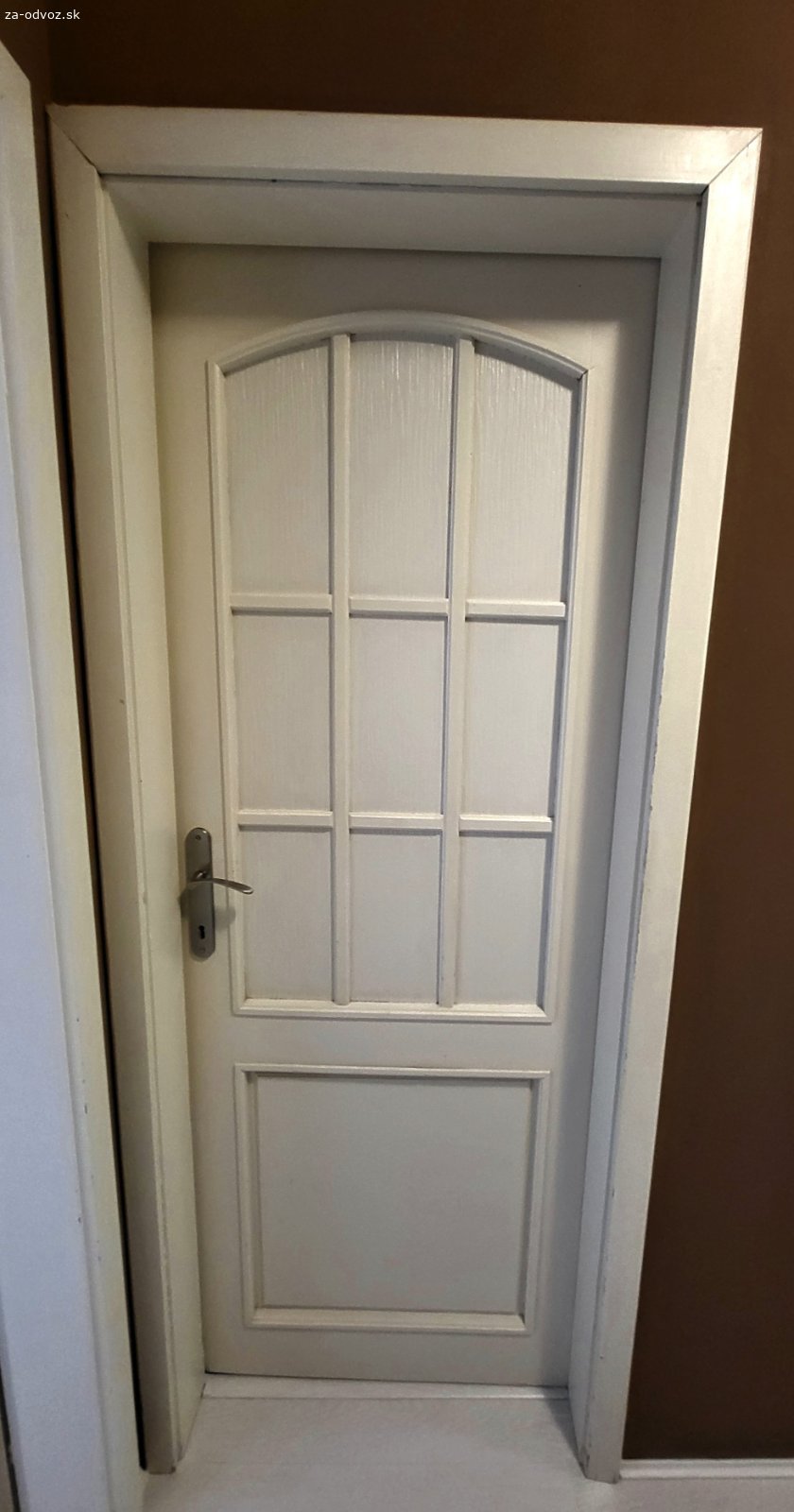 Darujem 3 biele interierove dvere. Darujem 3 lave falcove interierove dvere vysoke 195 cm a siroke 60, 70 a 80 cm. V pripade zaujmu aj s kovanim i drevenymi zarubnami.