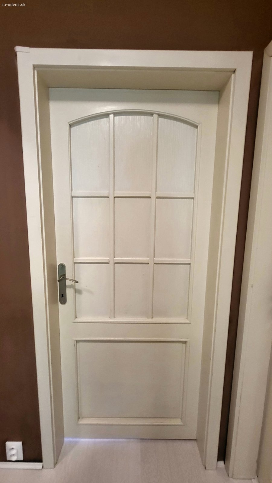 Darujem 3 biele interierove dvere. Darujem 3 lave falcove interierove dvere vysoke 195 cm a siroke 60, 70 a 80 cm. V pripade zaujmu aj s kovanim i drevenymi zarubnami.