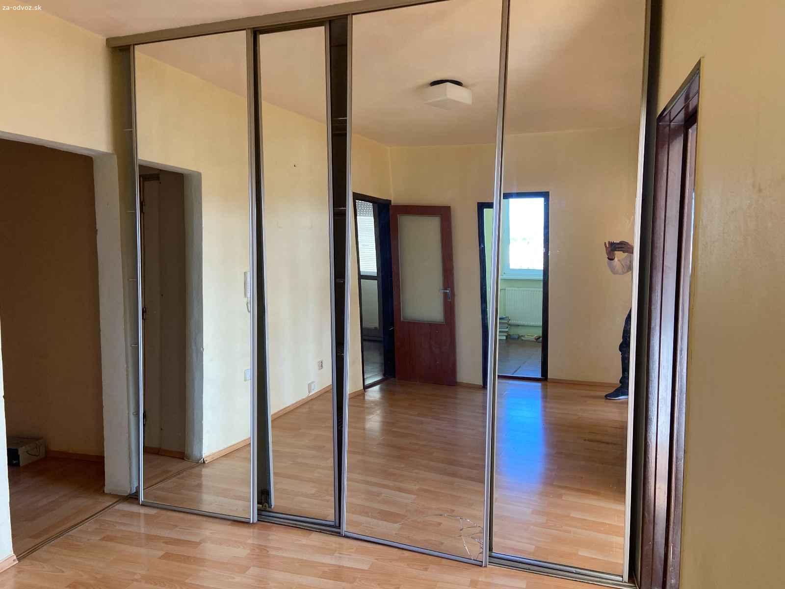 Darujem 4 posuvné zrkadlové dvere na rolldor