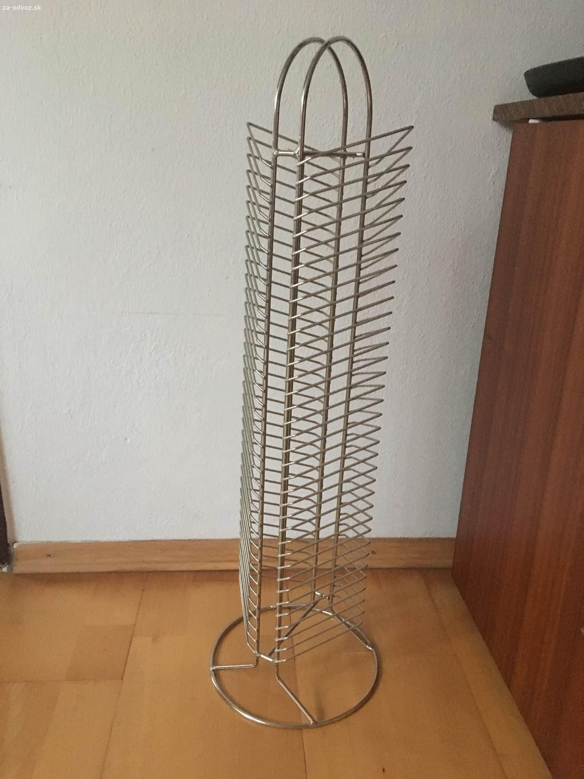 Darujem 4 x stojan na CD