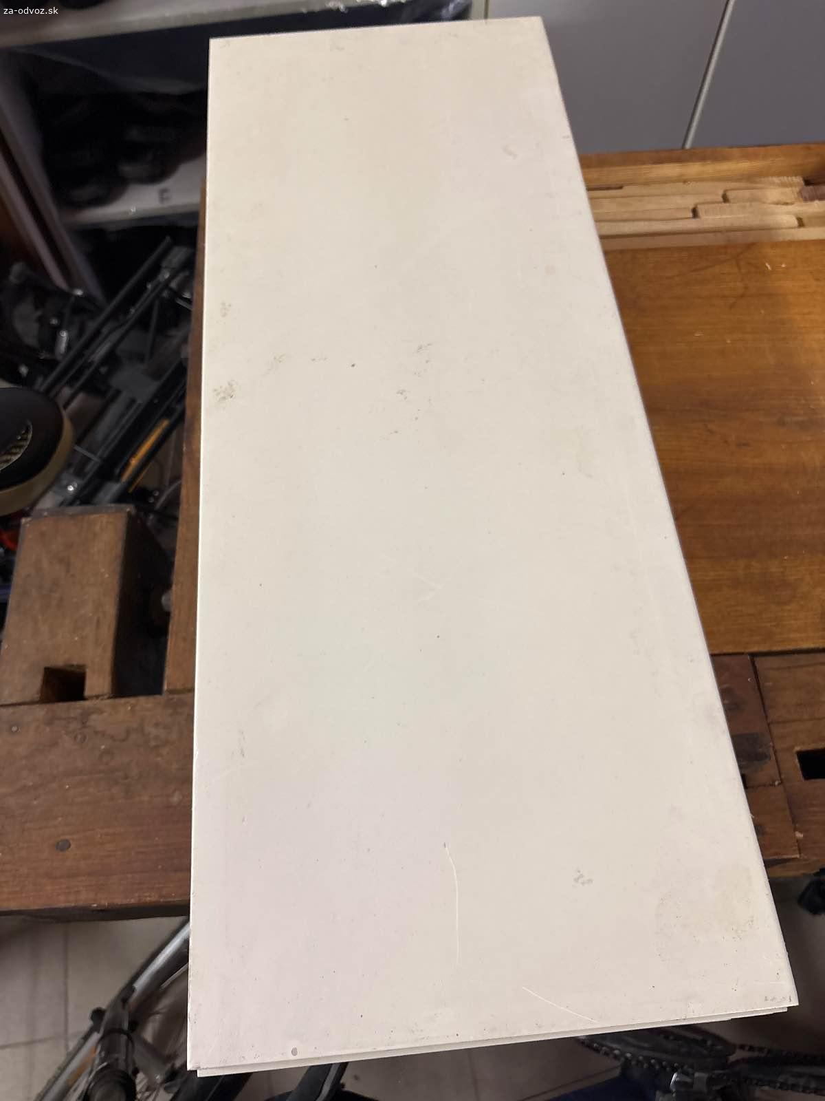 Darujem 6 bielych dosiek na police