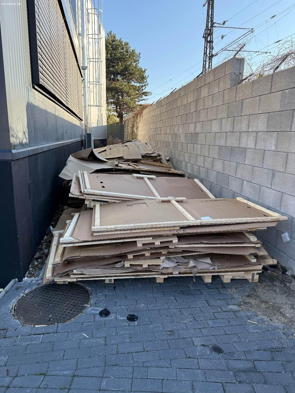 Darujem za odvoz kartóny a paliety