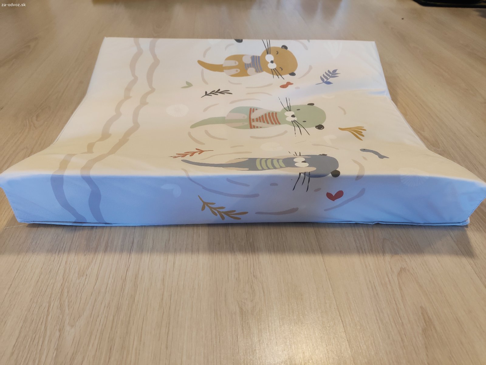 Darujem autosedačku Maxi Cosi a vankúše. Darujem autosedačku Maxi Cosi CabrioFix i-size pre dieťa od narodenia. Je ľahká, bez poškodenia a má sklopnú striešku. Vnútri je vyverateľná vložka, ktorú možno prať. K nej darujem vankúš na sedenie v tvare macka Pu a vankúš na prebaľovací pult so zdvihnutými stranami pre stabilnejšiu polohu dieťaťa.
Iba osobný odvoz neposielam poštou.