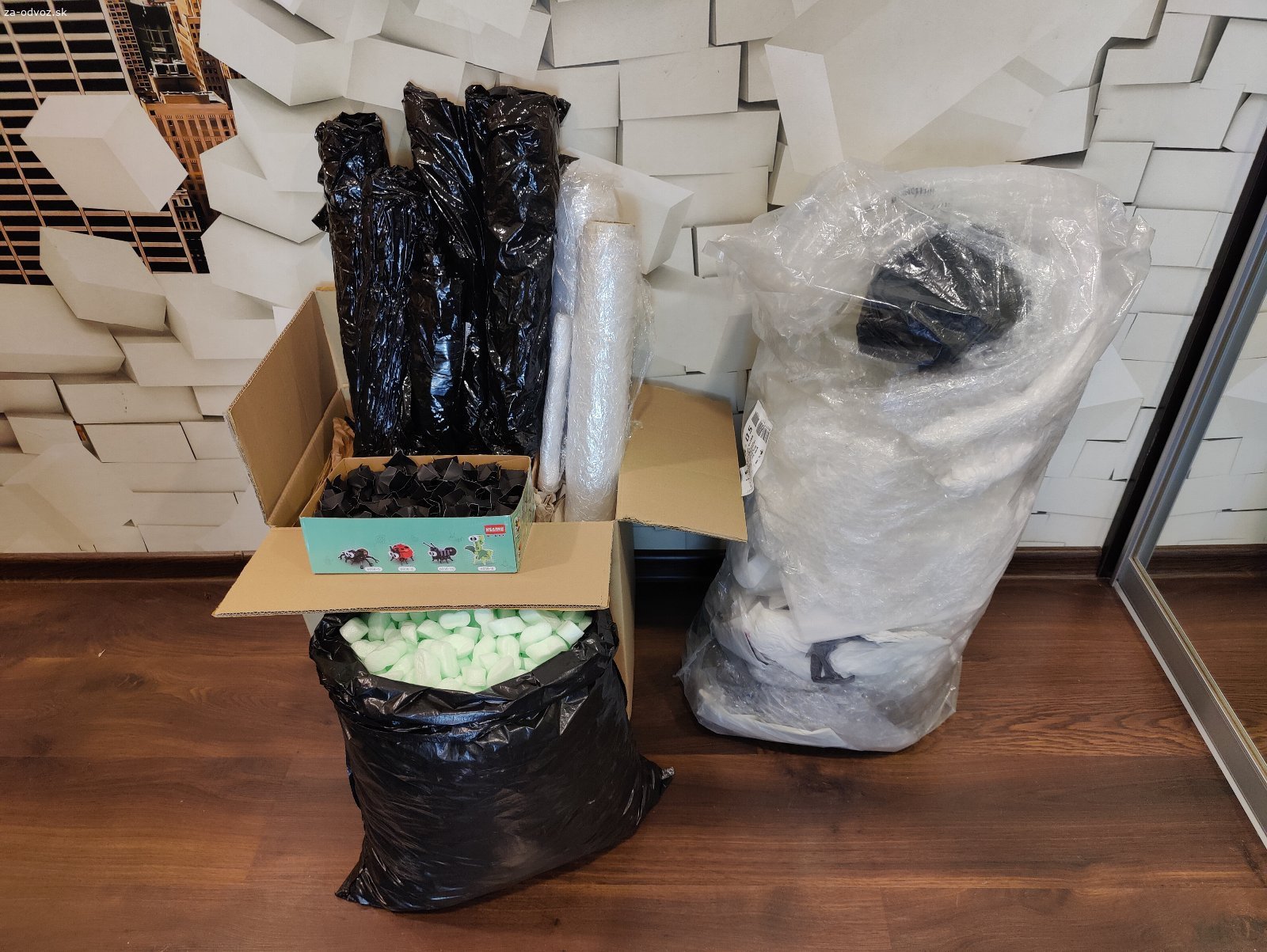 Darujem baliaci a výplňový materiál. Dobrý deň, darujem túto slušnú kopu baliaceho a výplňového materiálu (bublinkové fólie, stretch fólia, papier, polystyrénové "arašidy"). 
​Verím, že to niekomu pri sťahovaní alebo posielaní balíkov poslúži lepšie ako výplň odpadkového koša, kam to budem musieť odniesť, ak sa nikto nenájde :-)