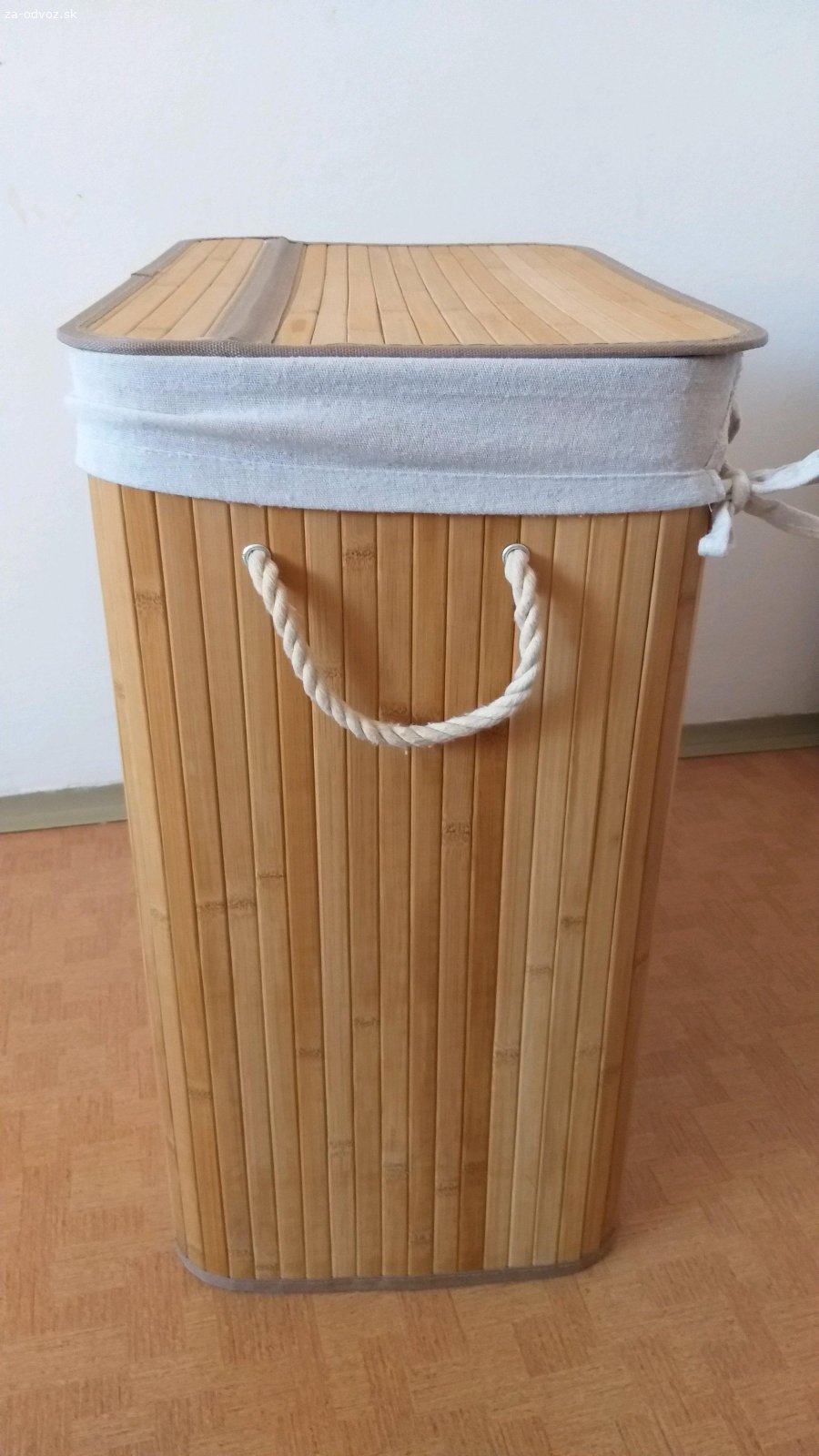 Darujem bambusový kôš. Darujem bambusový kôš na prádlo alebo hračky. Plastové úchytky z veka sú zlomené a kôš je z jednej strany pokreslený farbičkou (malo by sa to dať očistiť).

Objem 100 litrov, výška 61,5 cm, šírka 51,5 cm a hĺbka 31,5 cm. Veko kôš o 2cm presahuje, jeho rozmery sú 33,5x53,5 cm.