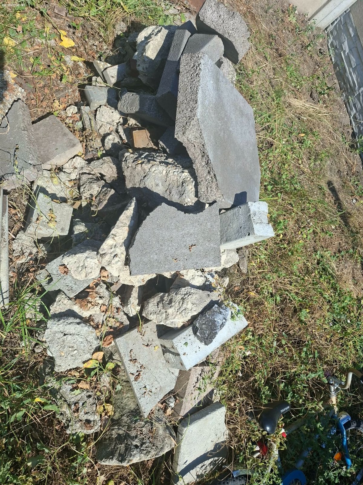 Darujem betónovú suť do základov. Darujem kusy betónu naj do základov usetrite material.Zdarma za odvoz.K9ntaktovat formou sms dakujem.