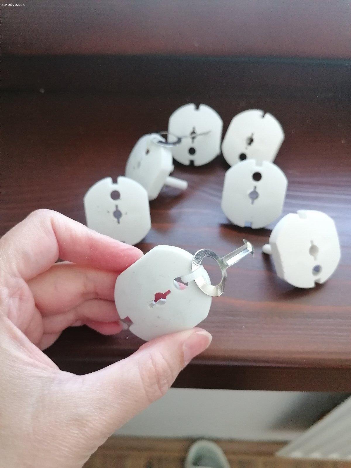 Darujem bezpečnostné záslepky (zátky). - bezpečnostné záslepky (zátky) do elektrických zásuviek, používané aj nové.
Celkovo 7 kusov. 
Nikam neposielam, iba osobne.