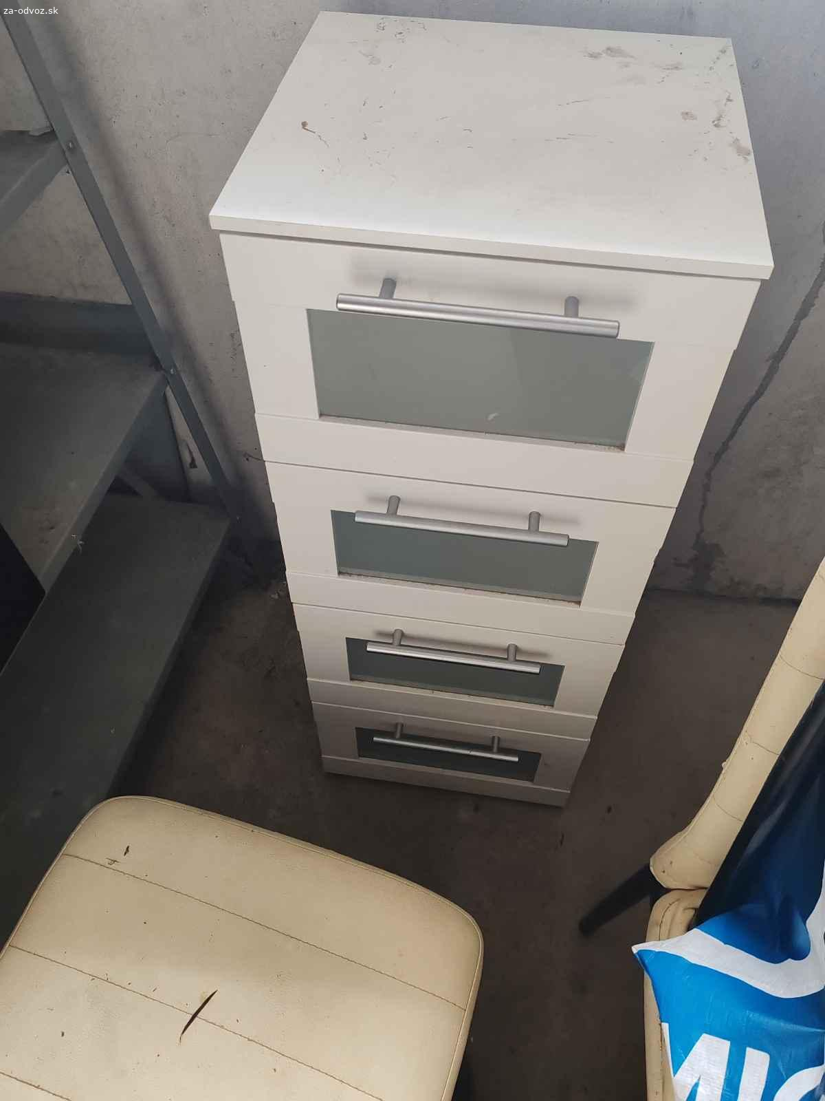 Darujem biele skrinky