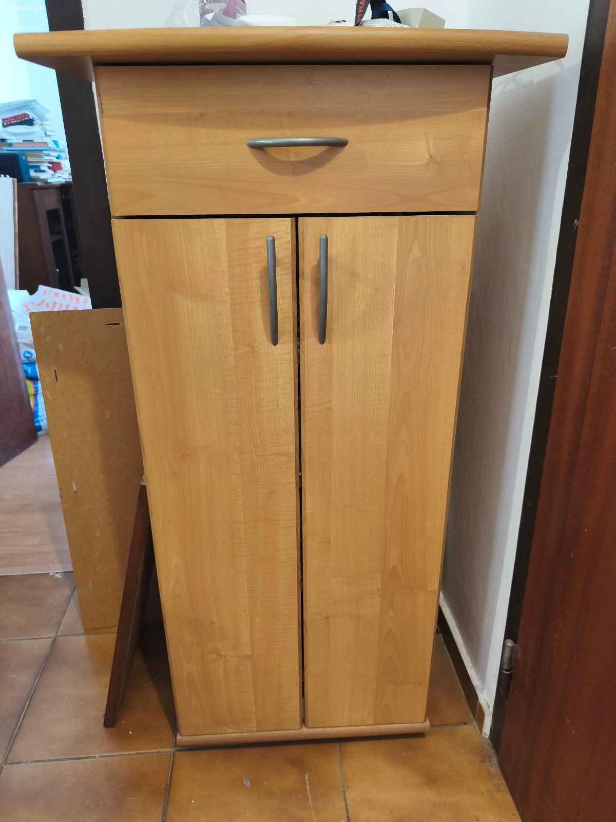 Darujem botník a skrinku