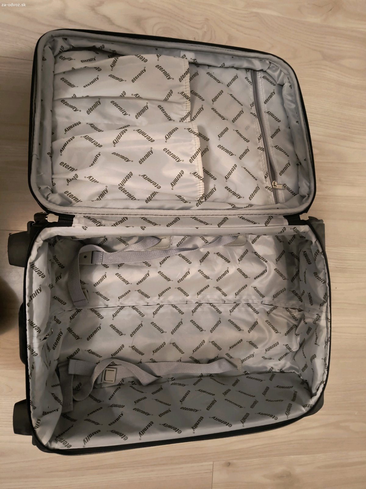 DARUJEM CESTOVNY KUFOR. Darujem cestovny kufor.

Rozmery:
55x35x25cm
