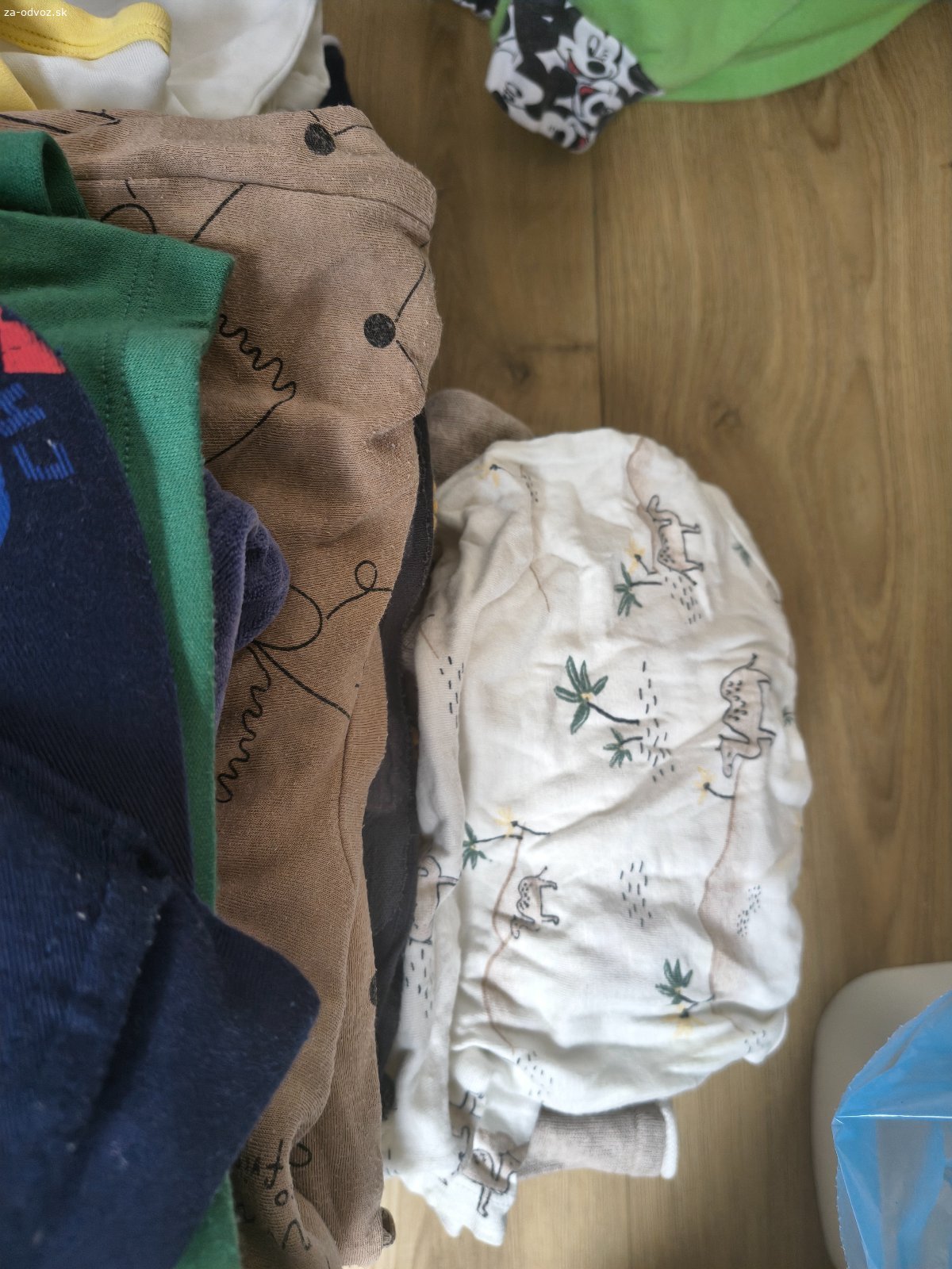 Darujem chlapčenské oblečenie rezervované!. Darujem mix chlapčenského oblečenia, niečo ako nové, niečo nosené, miestami fliacik ale stále poslúžia. Veľkosť je mix od 56 do 92. Darujem všetko spolu.