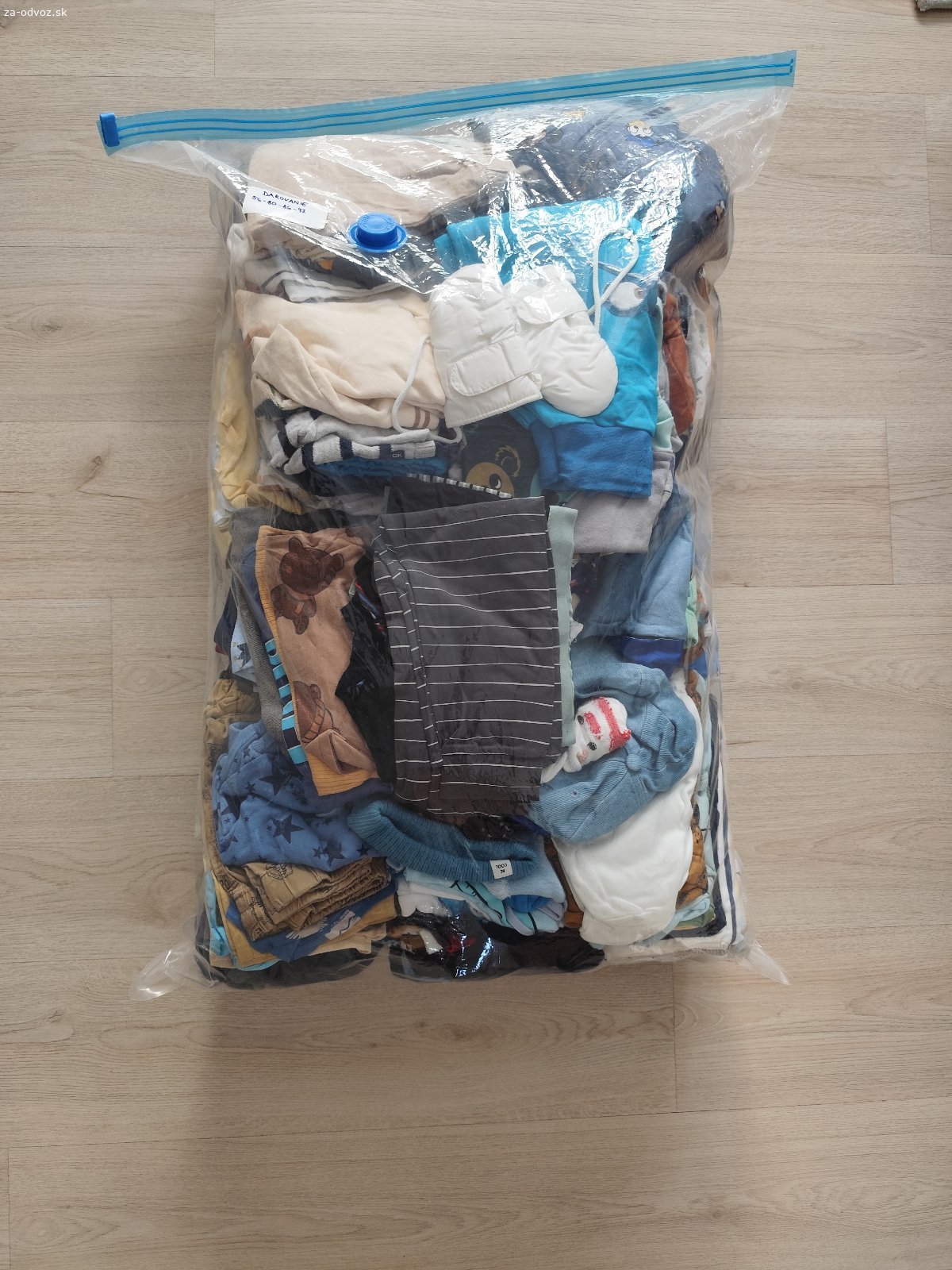 Darujem chlapčenské oblečenie. Darujem nenáročnej mamičke balík oblečenia pre chlapčeka. Veľkosti sú od narodenia do cca 2 rokov. Vzhľadom na letné a zimné veci je balík vhodný skôr pre dieťa narodené na jar. Len osobný odber  KNM