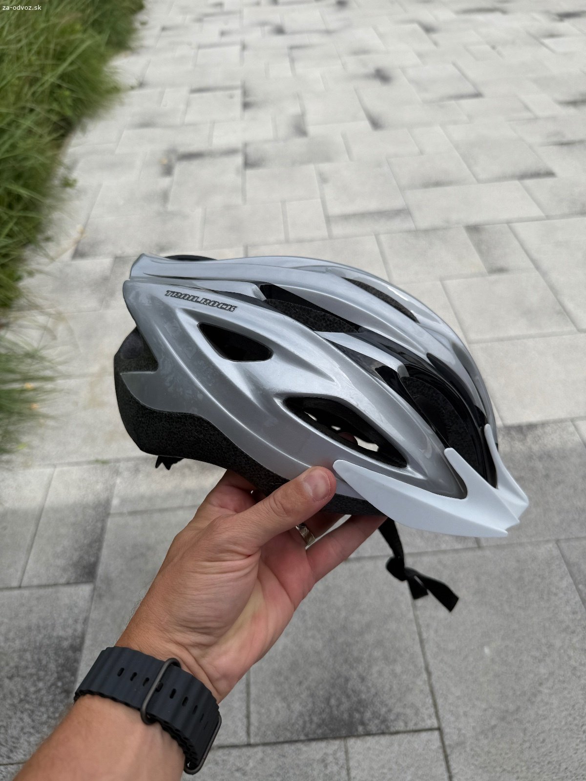 Darujem cyklistické prilby. Dospelácka prilba je úplne nová ani raz použitá. Detská je trošku staršia ale účel plní :)