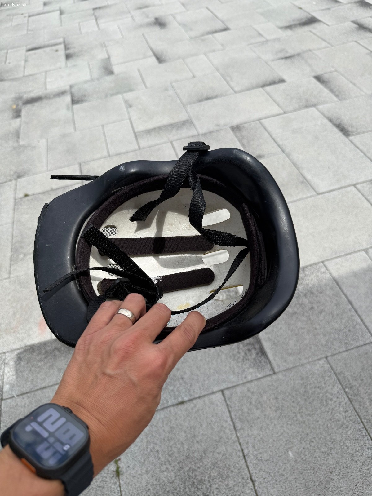 Darujem cyklistické prilby. Dospelácka prilba je úplne nová ani raz použitá. Detská je trošku staršia ale účel plní :)