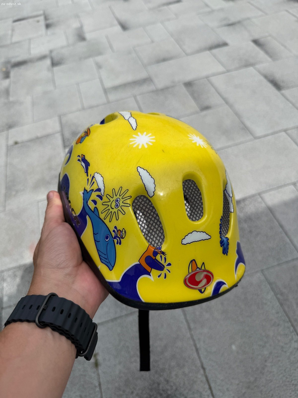 Darujem cyklistické prilby. Dospelácka prilba je úplne nová ani raz použitá. Detská je trošku staršia ale účel plní :)
