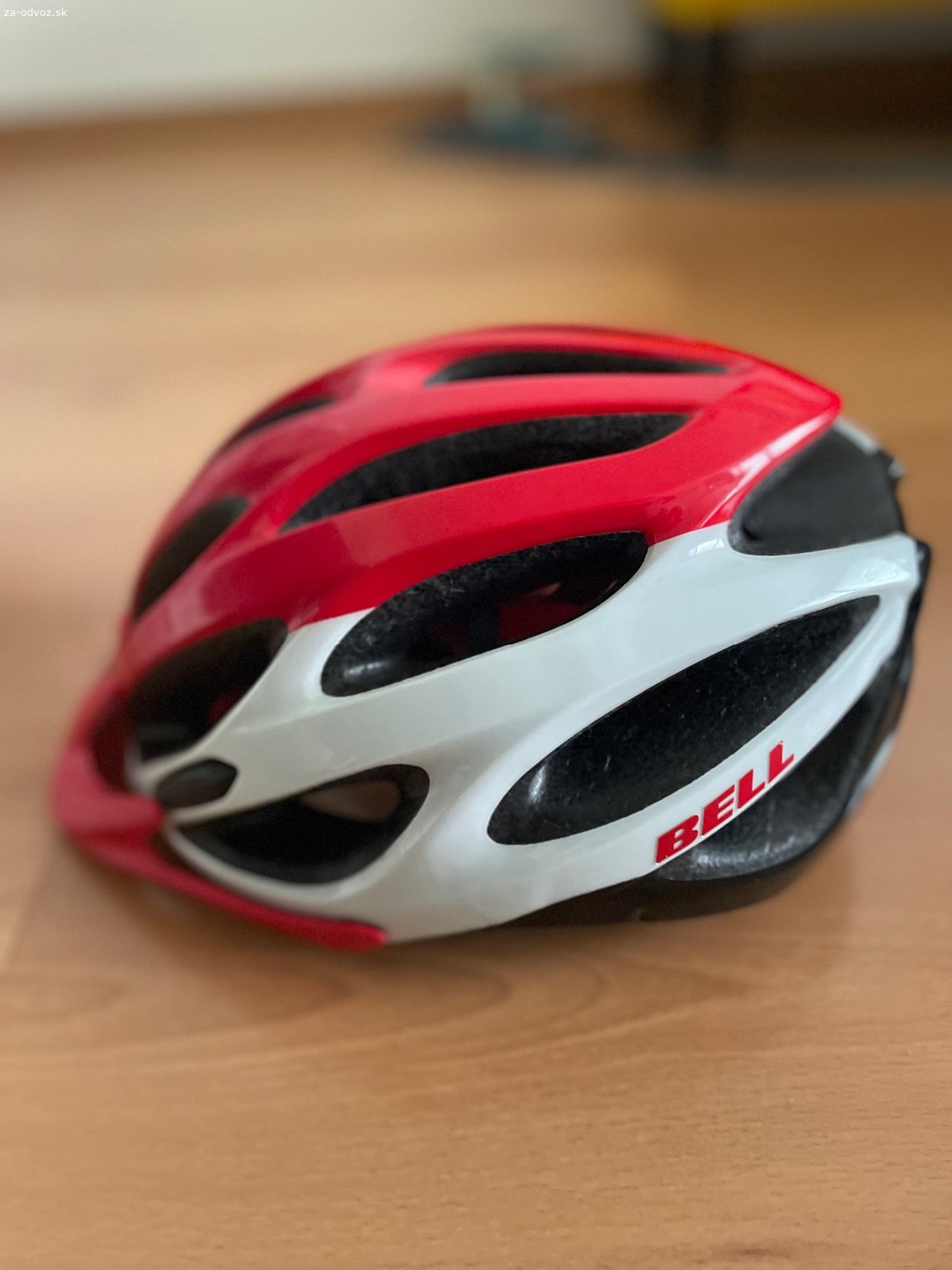Darujem dámsku cyklistickú helmu Bell. Darujem dámsku cyklistickú helmu značky Bell. Veľkosť je 50 - 57 cm. Helma je stará 12 rokov ale nie je poškodená pádom. Zlomený je plast vzadu cez ktorý idú popruhy, ale na funkčnosti to neuberá.