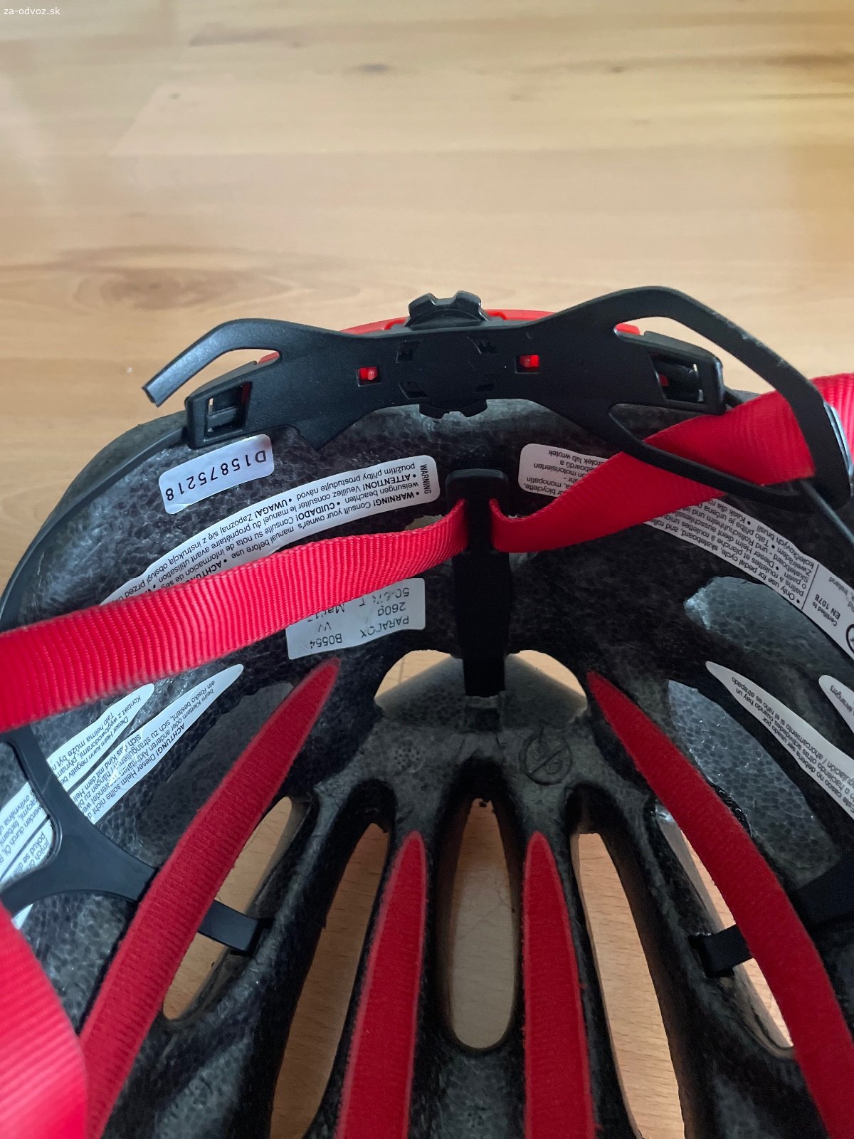 Darujem dámsku cyklistickú helmu Bell. Darujem dámsku cyklistickú helmu značky Bell. Veľkosť je 50 - 57 cm. Helma je stará 12 rokov ale nie je poškodená pádom. Zlomený je plast vzadu cez ktorý idú popruhy, ale na funkčnosti to neuberá.