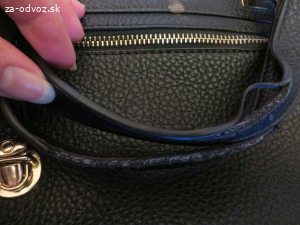 Darujem dámsku kabelku za poštovné - s poškodeniam