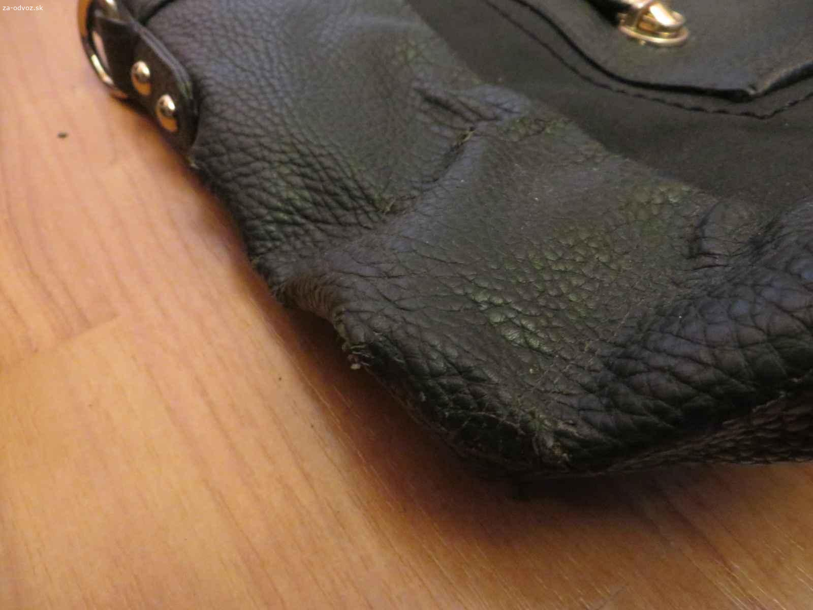 Darujem dámsku kabelku za poštovné - s poškodeniam