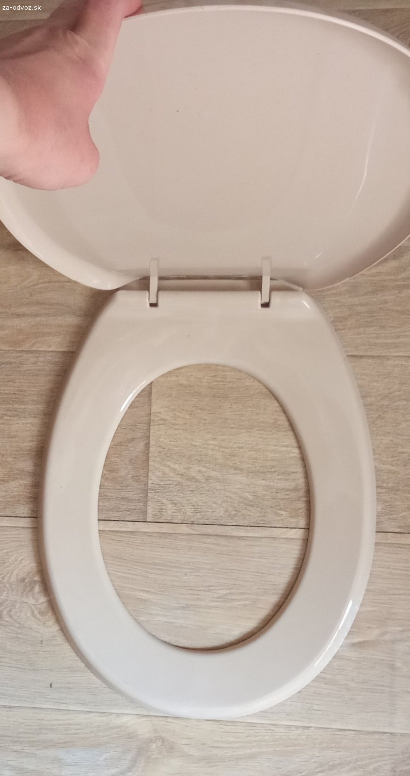 Darujem dekel od WC. vrchný diel od toalety bez príslušenstva na montáž, len to, čo je na fotkách