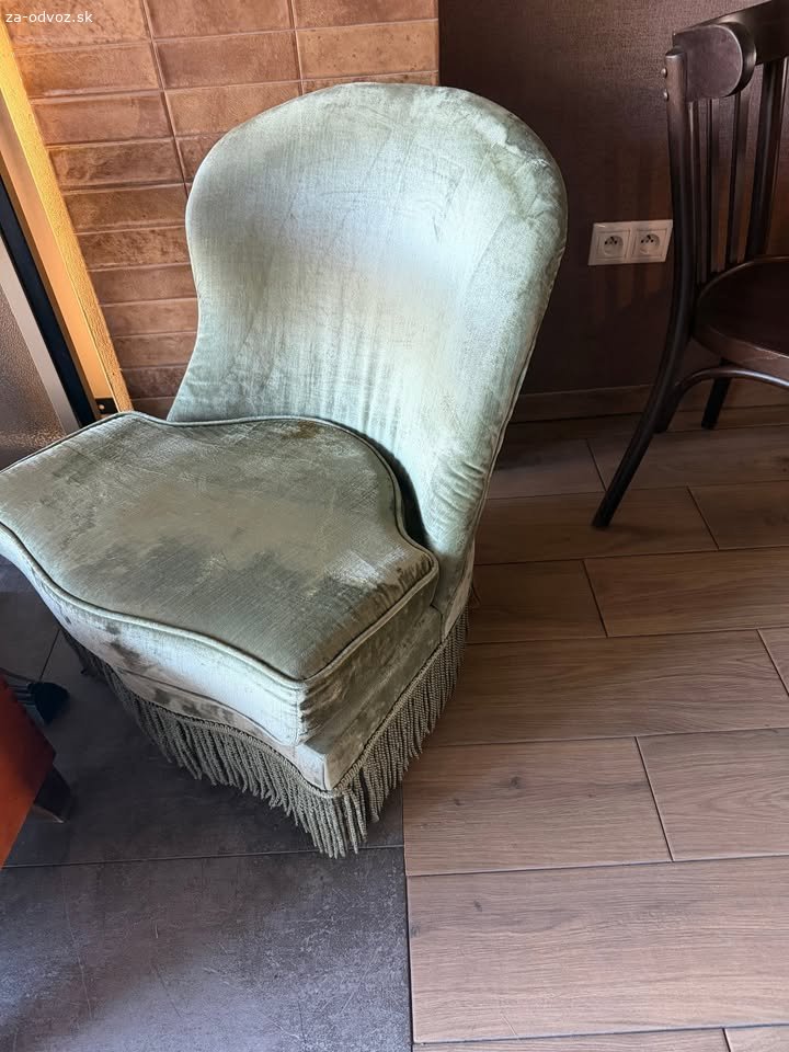 Darujem dekoratívne predmety do domácnosti.. Darujem za odvoz
kreslá 2 ks a dve tabule na písanie. 

Pre veci si môžete prísť na Ružinovskú 44 do kaviarne.