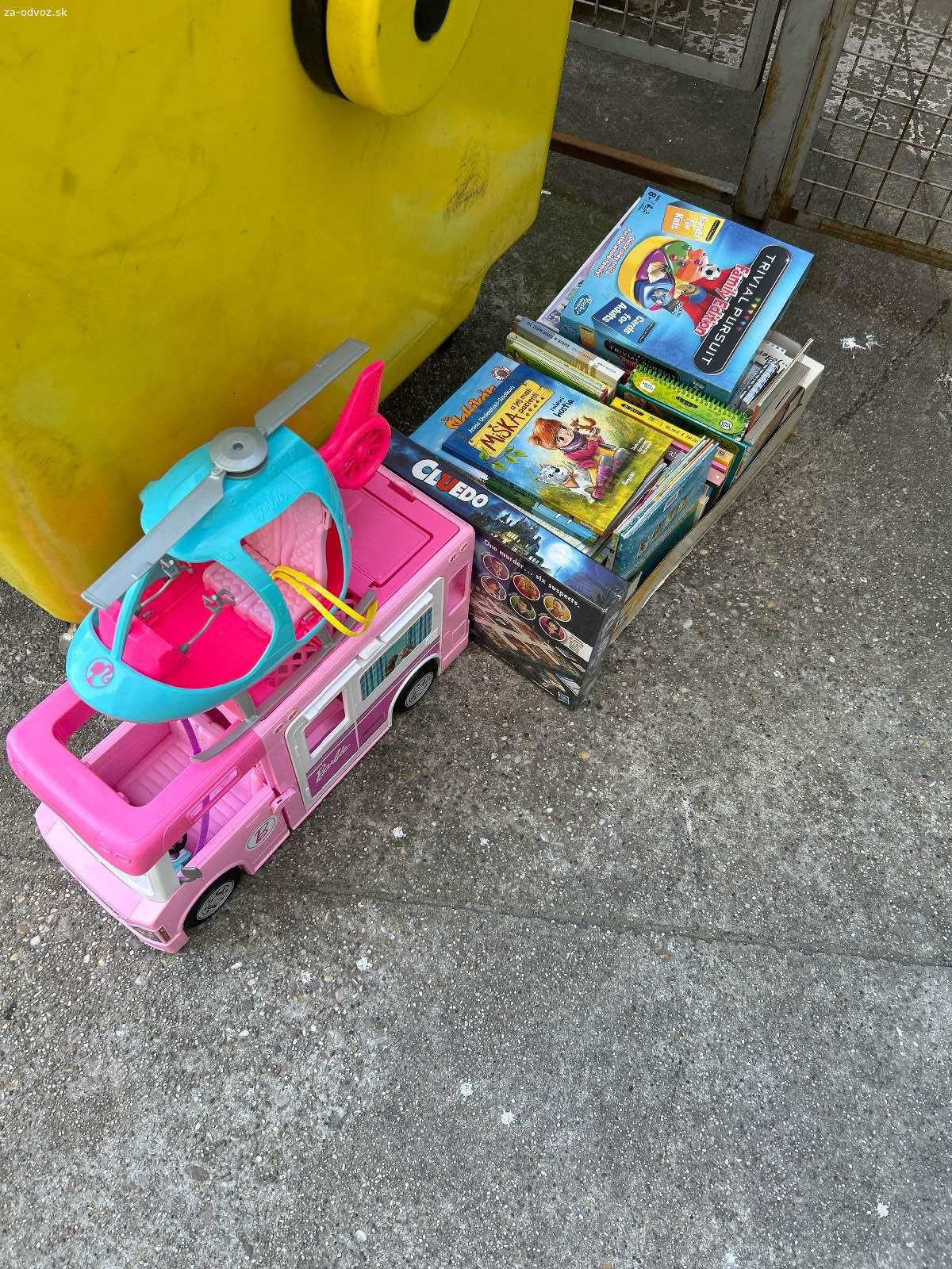 Darujem detské knihy a barbie vrtuľník + auto